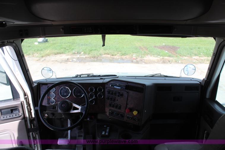 image for item H6766 2002 International 9200i semi truck