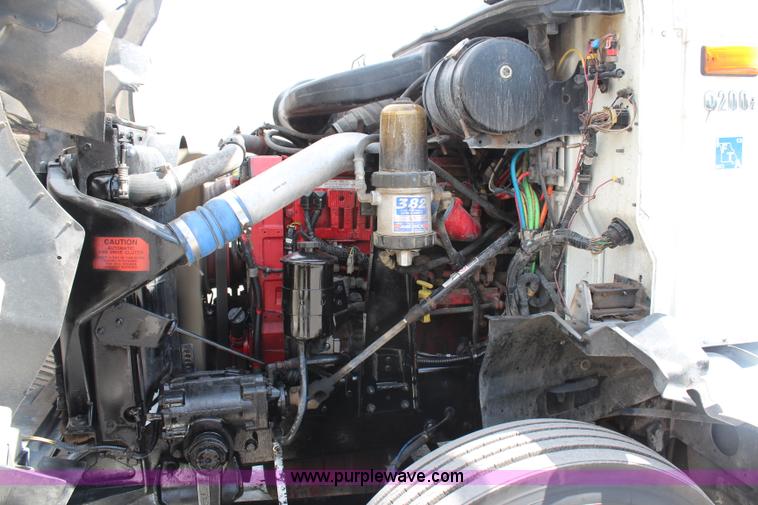 image for item H6766 2002 International 9200i semi truck