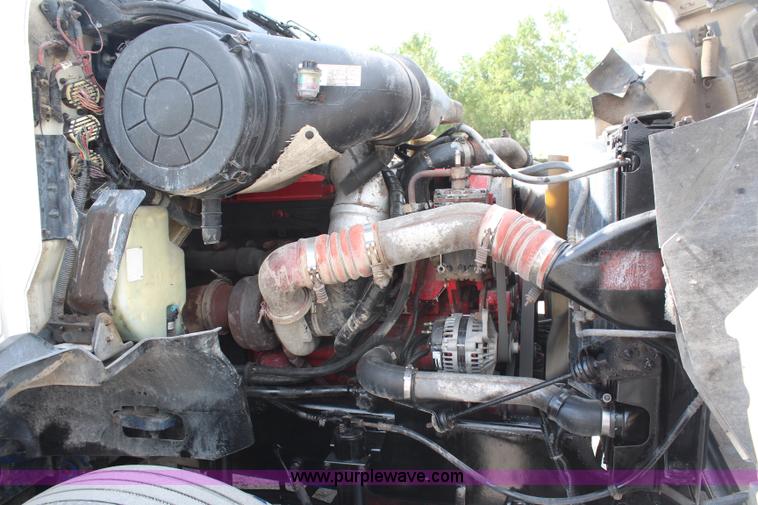 image for item H6766 2002 International 9200i semi truck