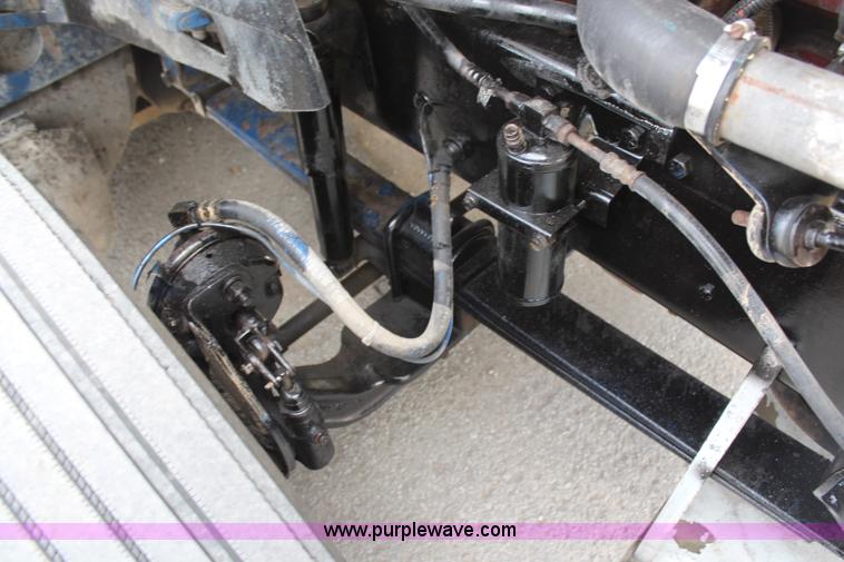 image for item H6766 2002 International 9200i semi truck