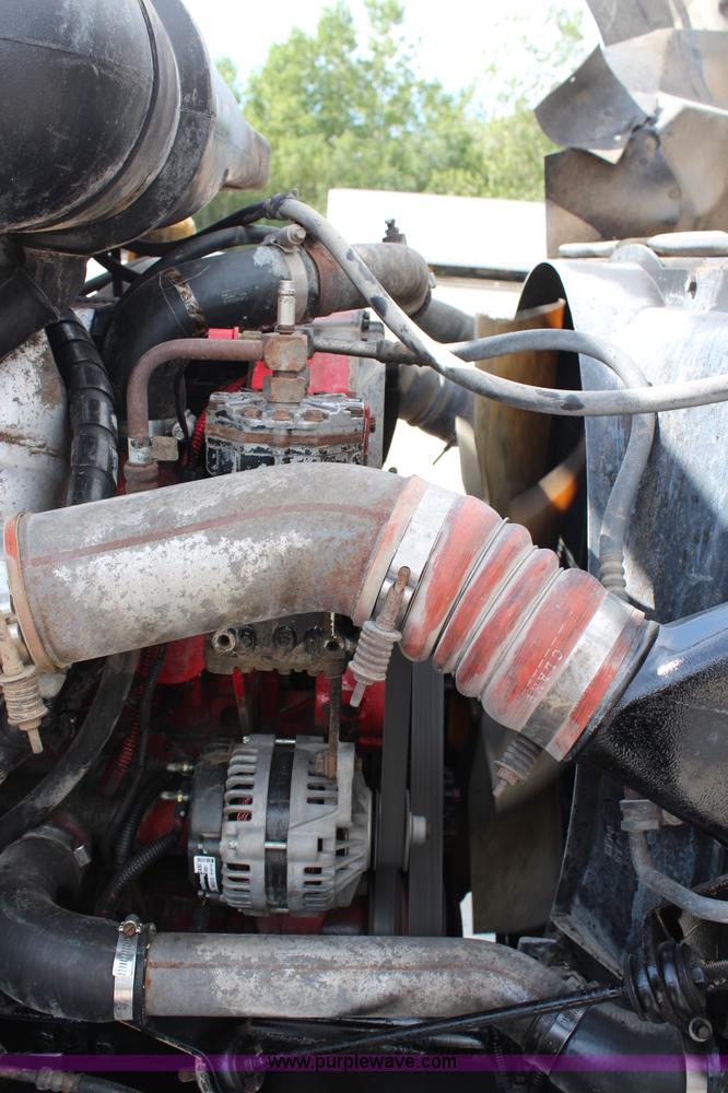 image for item H6766 2002 International 9200i semi truck