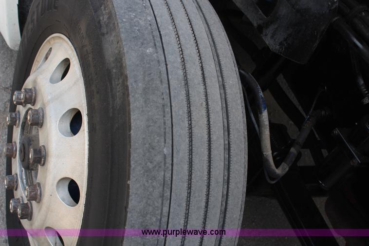 image for item H6766 2002 International 9200i semi truck