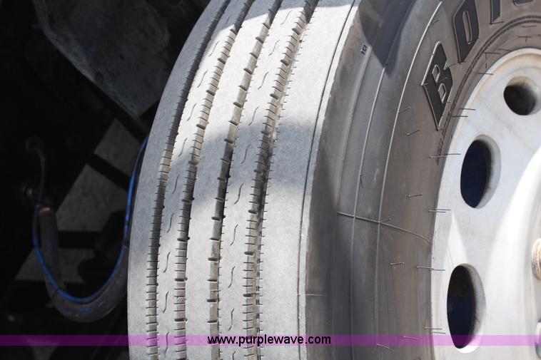 image for item H6766 2002 International 9200i semi truck