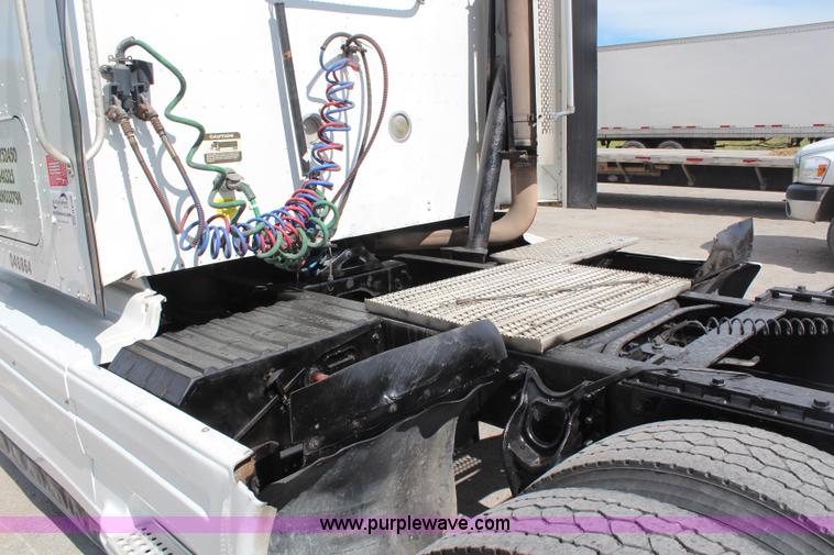 image for item H6766 2002 International 9200i semi truck