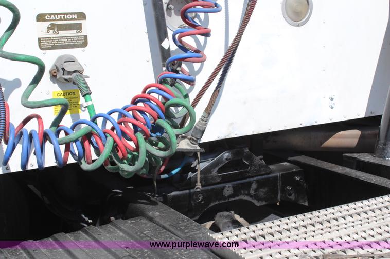 image for item H6766 2002 International 9200i semi truck