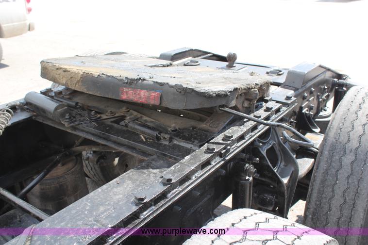 image for item H6766 2002 International 9200i semi truck