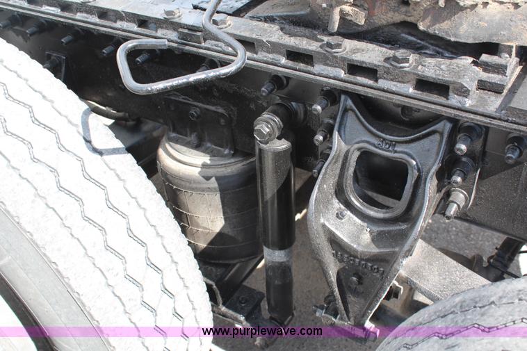 image for item H6766 2002 International 9200i semi truck