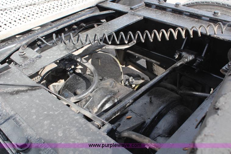 image for item H6766 2002 International 9200i semi truck