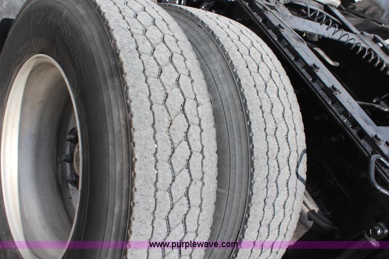 image for item H6766 2002 International 9200i semi truck