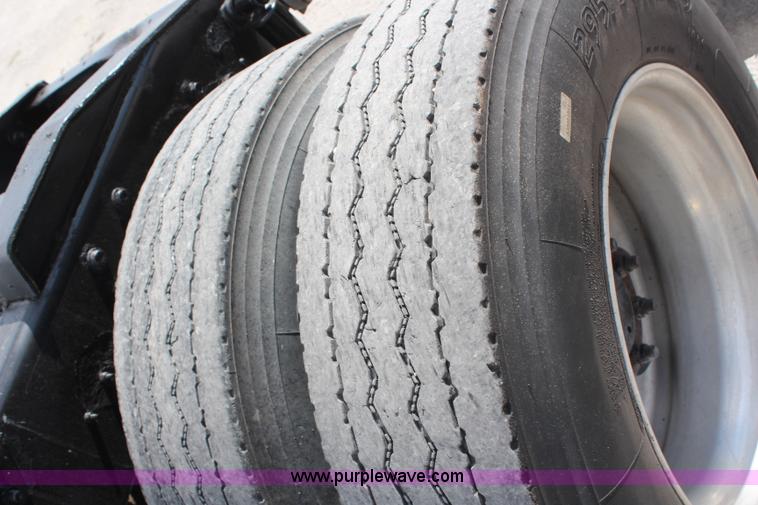 image for item H6766 2002 International 9200i semi truck