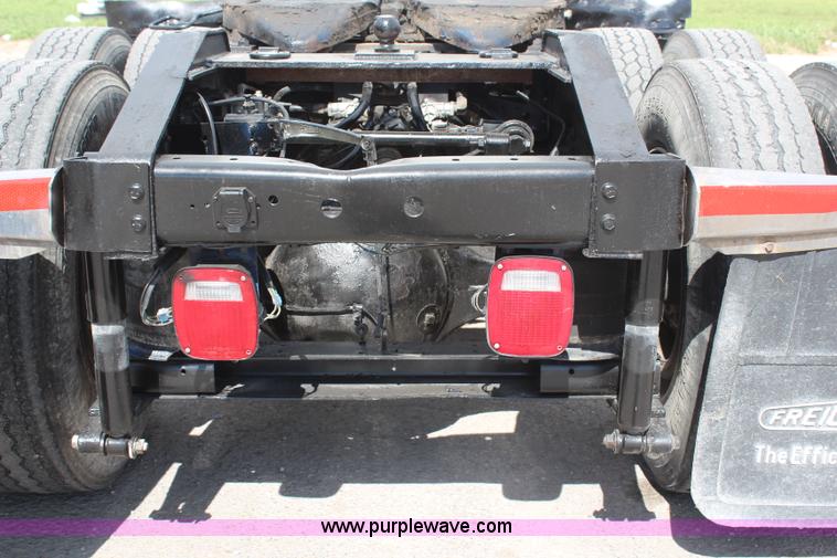 image for item H6766 2002 International 9200i semi truck