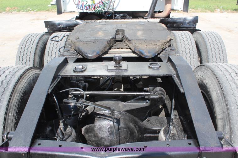 image for item H6766 2002 International 9200i semi truck