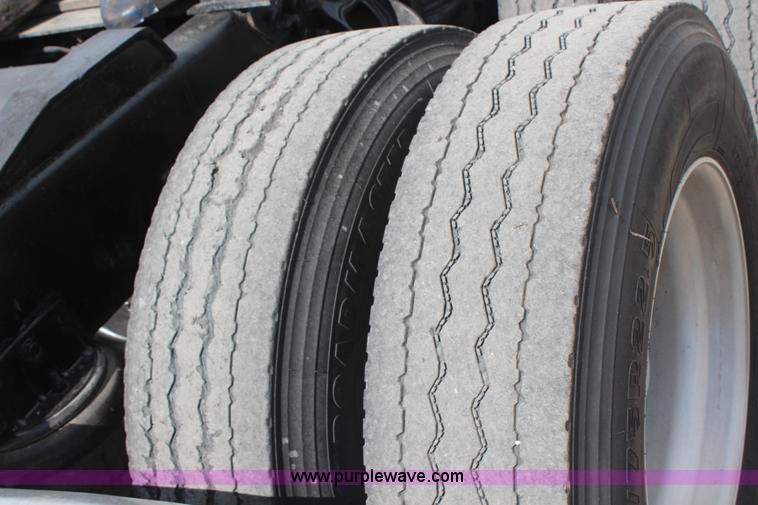 image for item H6766 2002 International 9200i semi truck