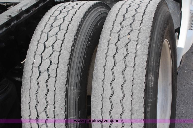 image for item H6766 2002 International 9200i semi truck