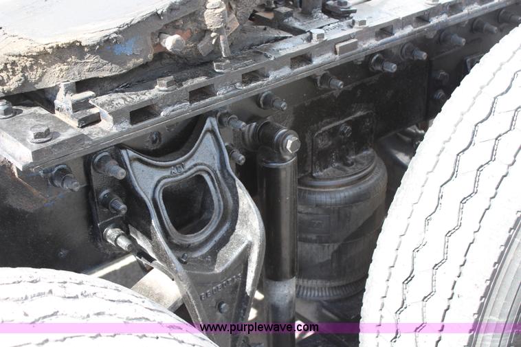 image for item H6766 2002 International 9200i semi truck