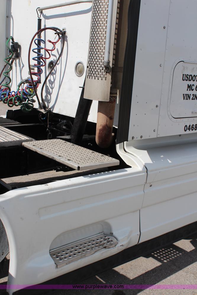 image for item H6766 2002 International 9200i semi truck