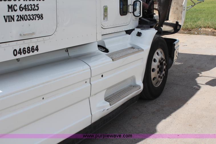 image for item H6766 2002 International 9200i semi truck