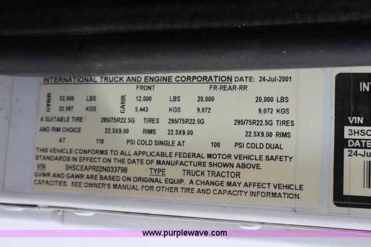 image for item H6766 2002 International 9200i semi truck