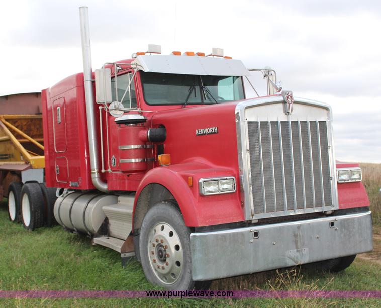 image for item H6904 1991 Kenworth W900B semi truck