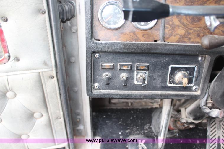 image for item H6904 1991 Kenworth W900B semi truck