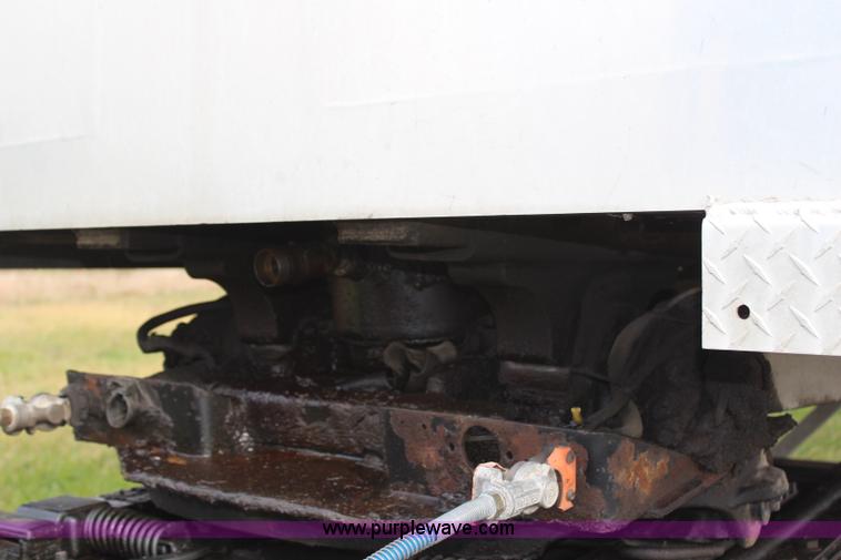 image for item H6905 2001 Travis end dump trailer