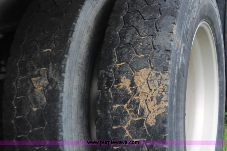 image for item H6905 2001 Travis end dump trailer