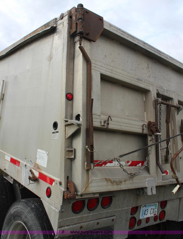 image for item H6905 2001 Travis end dump trailer