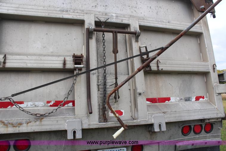 image for item H6905 2001 Travis end dump trailer