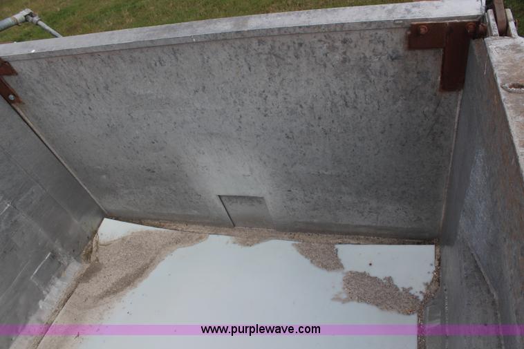 image for item H6905 2001 Travis end dump trailer