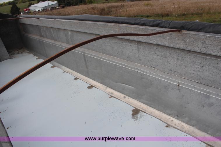 image for item H6905 2001 Travis end dump trailer