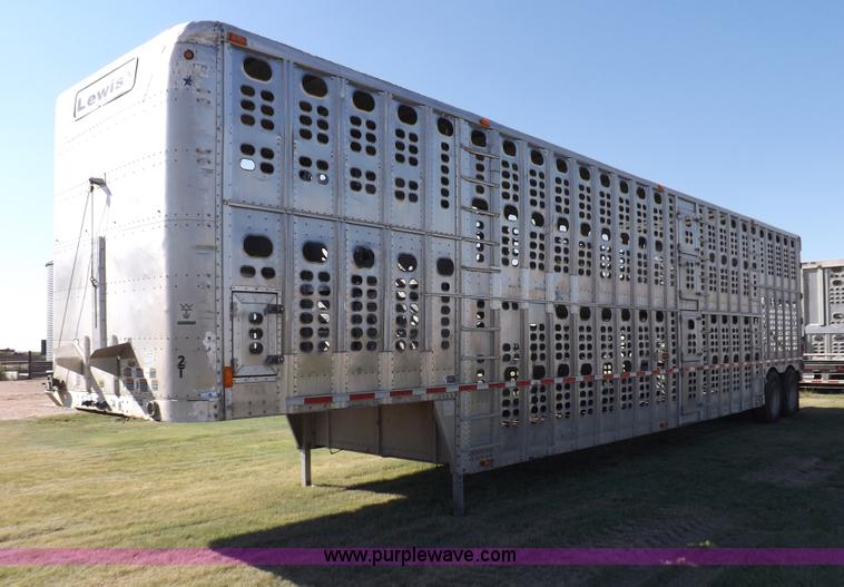 image for item I7585 2000 Wilson PSDCL-302 livestock trailer