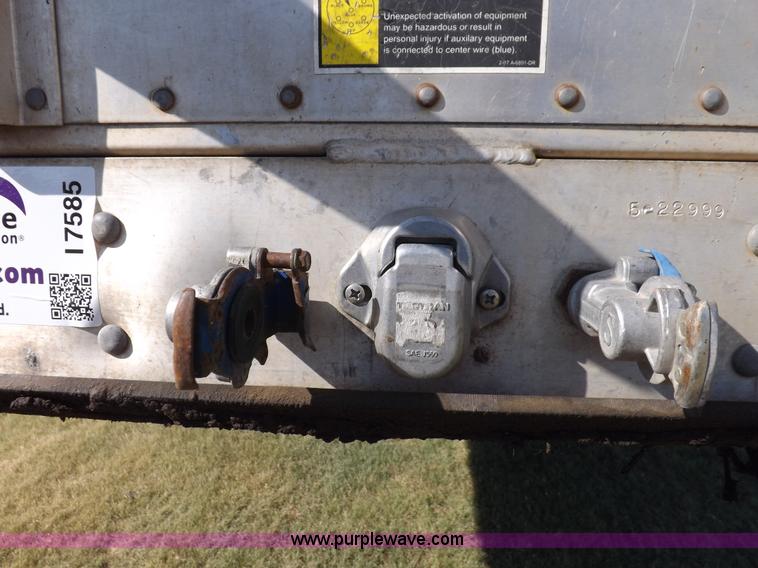 image for item I7585 2000 Wilson PSDCL-302 livestock trailer