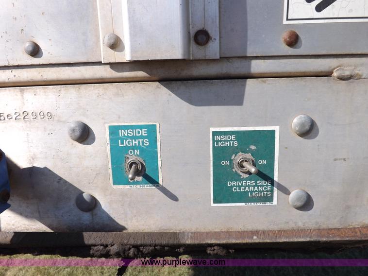 image for item I7585 2000 Wilson PSDCL-302 livestock trailer