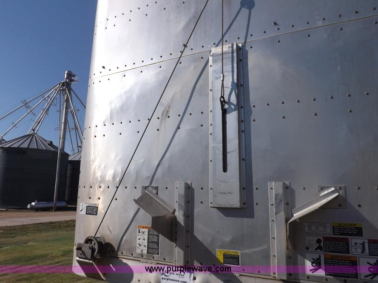 image for item I7585 2000 Wilson PSDCL-302 livestock trailer