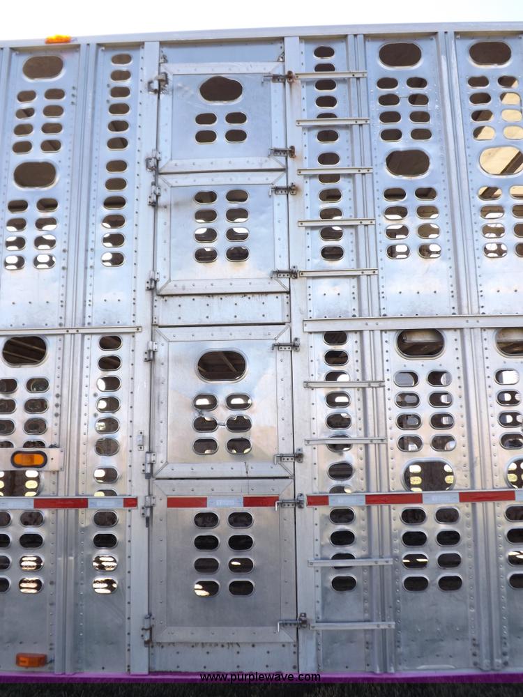 image for item I7585 2000 Wilson PSDCL-302 livestock trailer