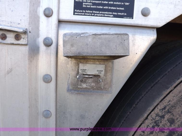 image for item I7585 2000 Wilson PSDCL-302 livestock trailer