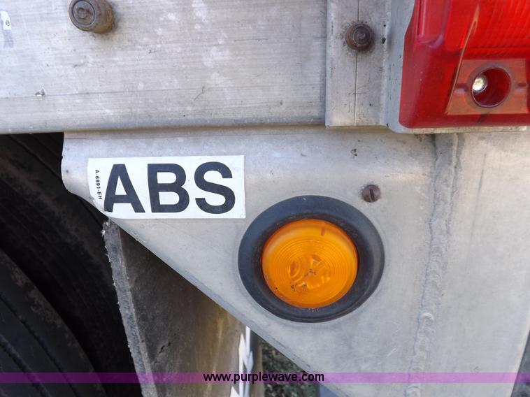 image for item I7585 2000 Wilson PSDCL-302 livestock trailer