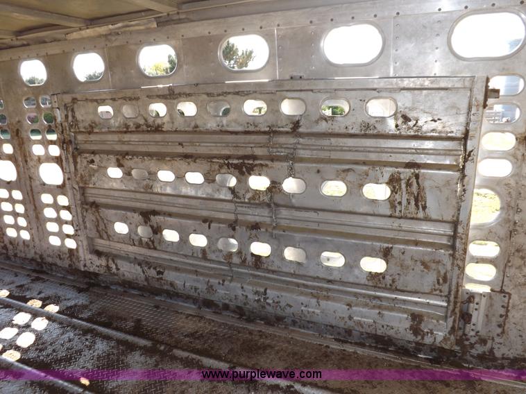 image for item I7585 2000 Wilson PSDCL-302 livestock trailer