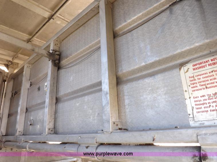 image for item I7585 2000 Wilson PSDCL-302 livestock trailer