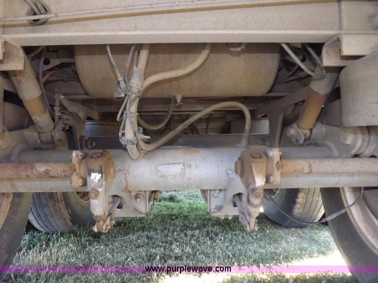 image for item I7585 2000 Wilson PSDCL-302 livestock trailer