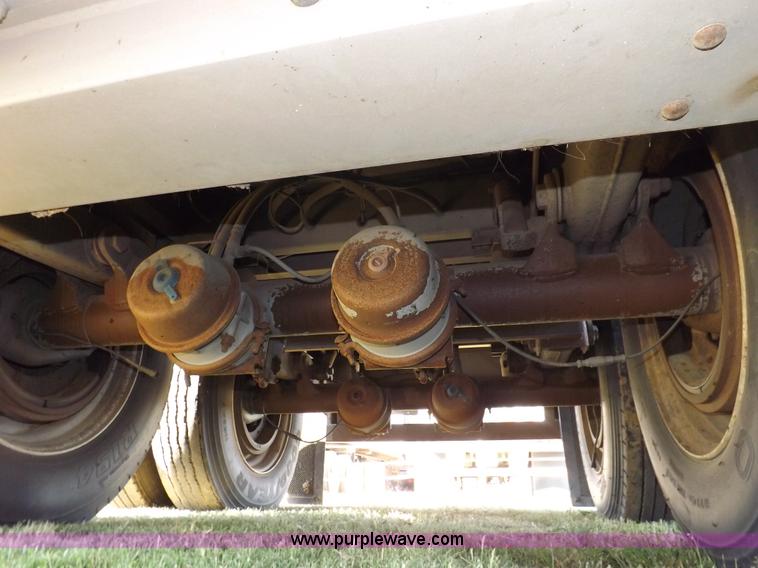 image for item I7585 2000 Wilson PSDCL-302 livestock trailer