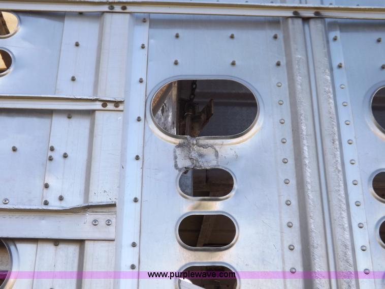 image for item I7585 2000 Wilson PSDCL-302 livestock trailer