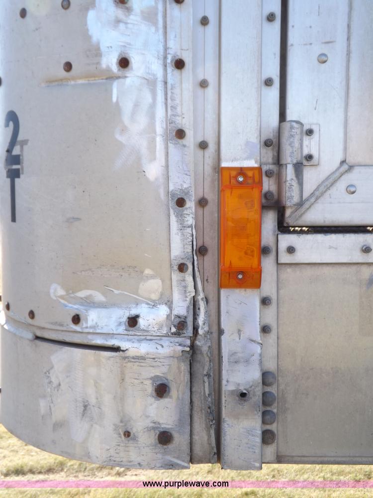 image for item I7585 2000 Wilson PSDCL-302 livestock trailer