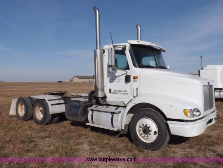 image for item I8352 2005 International 9200i semi truck