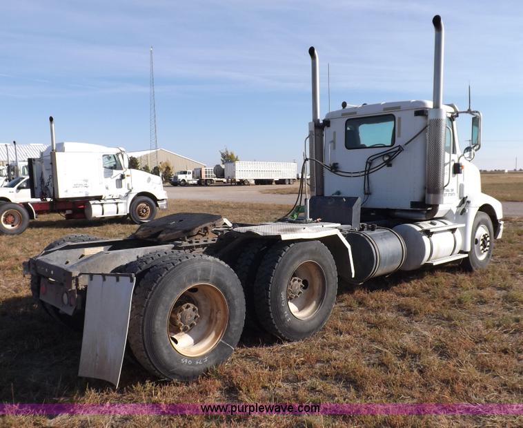 image for item I8352 2005 International 9200i semi truck