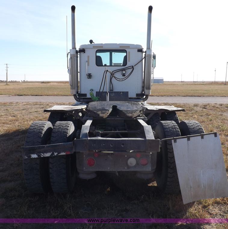 image for item I8352 2005 International 9200i semi truck