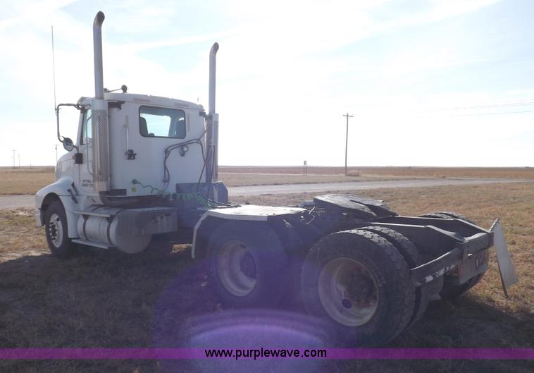 image for item I8352 2005 International 9200i semi truck