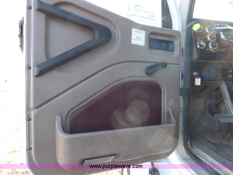 image for item I8352 2005 International 9200i semi truck