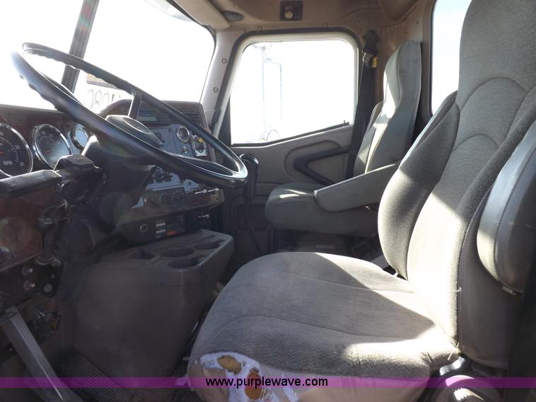 image for item I8352 2005 International 9200i semi truck