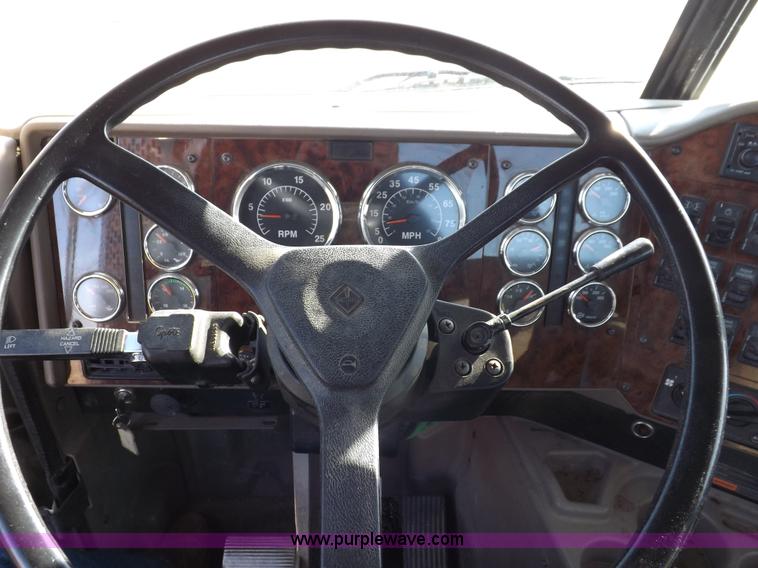 image for item I8352 2005 International 9200i semi truck